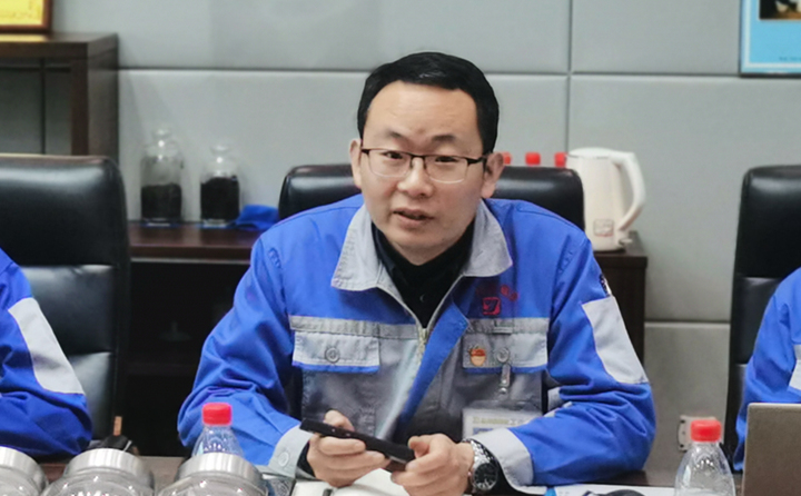 技術(shù)部部長張波與營銷人員分享2020年顆粒機(jī)設(shè)備和粉碎機(jī)設(shè)備改進(jìn)點以及對2021年大型粉碎設(shè)備、牛糞顆粒爐設(shè)備的技術(shù)參數(shù)、選型、及工藝流程進(jìn)行講解培訓(xùn).jpg