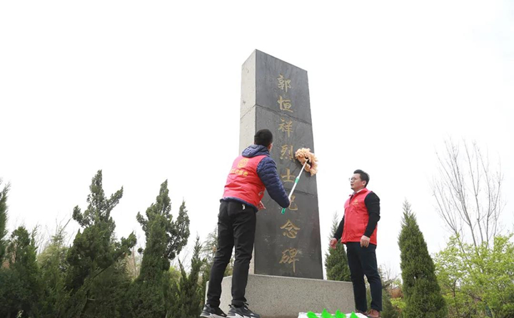 職工志愿者對紀(jì)念碑進(jìn)行清理、擦拭.jpg
