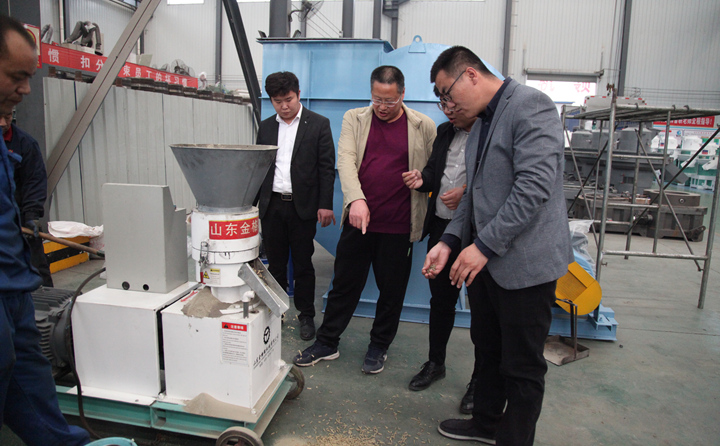 威海兩客戶前來山東金格瑞考察飼料顆粒機(jī)，現(xiàn)場試機(jī).jpg