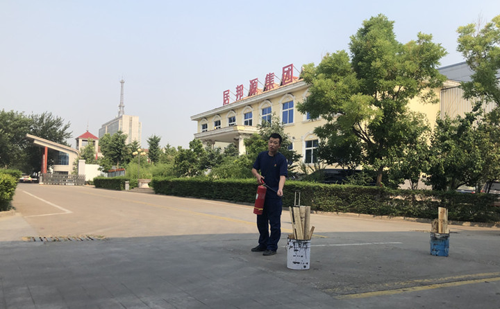 教官重點對消防法律法規(guī)、防火常識、逃生自救、滅火器的使用方法以及發(fā)生火災時如何報火警、如何撲救初期火災等消防常識進行了詳細的講解。