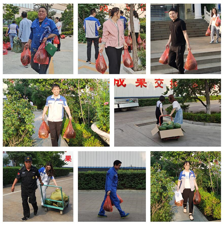 各部門派來領(lǐng)西瓜的代表，各個喜笑顏開.jpg