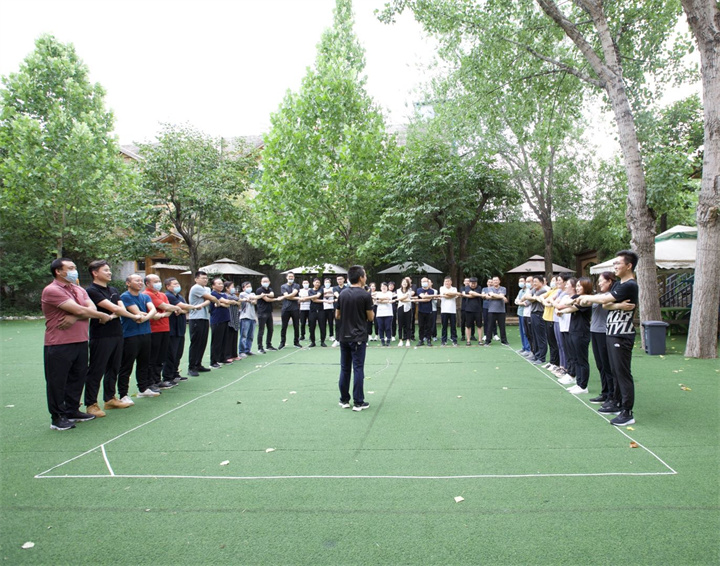 陽光正好，正是團(tuán)建好時節(jié)，邂逅山野最蓬勃的綠，一群志同道合的人，奔赴同樣的目標(biāo)，回頭有一路的故事，低頭有堅定的腳步，抬頭有清晰的方向.jpg