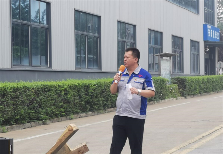 孫總表示安全無小事，安全只有現(xiàn)在，永遠(yuǎn)沒有“下一次”。時(shí)刻牢記安全紅線，把安全放在心中、握在手上，及時(shí)消除各種隱患，杜絕違規(guī)操作。掌握安全知識和技能，是實(shí)現(xiàn)安全生產(chǎn)的前提，大家一定要牢記