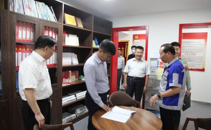在黨群活動(dòng)室，工會(huì)主席景奉全以PPT的形式向現(xiàn)場領(lǐng)導(dǎo)詳細(xì)介紹了居邦源集團(tuán)的產(chǎn)業(yè)工人隊(duì)伍建設(shè)以及改革情況。.jpg