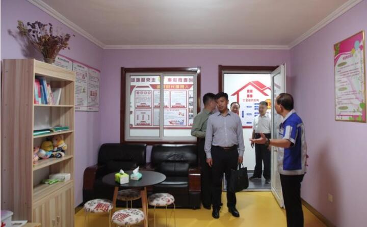 在黨群活動(dòng)室，工會(huì)主席景奉全以PPT的形式向現(xiàn)場領(lǐng)導(dǎo)詳細(xì)介紹了居邦源集團(tuán)的產(chǎn)業(yè)工人隊(duì)伍建設(shè)以及改革情況。.jpg