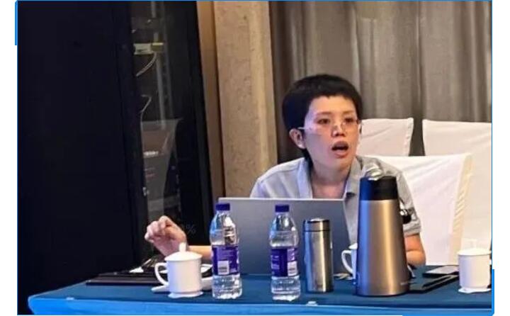 會(huì)議開(kāi)始，辦公室主任李昌鳳公布銷售數(shù)據(jù)。在疫情形勢(shì)相當(dāng)嚴(yán)峻的情況下，十一的銷售額對(duì)比去年同期仍有很大的進(jìn)步。李主任表示疫情，既是考驗(yàn)，也是危機(jī)，各部門需要通力配合，團(tuán)隊(duì)協(xié)作，為完成今年既定銷售額而竭盡全力。.jpg
