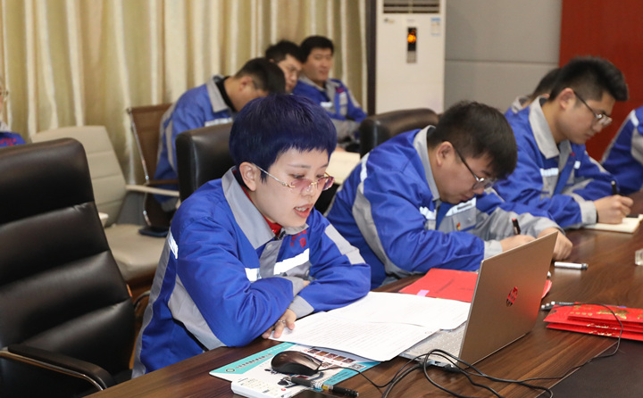 李主任對(duì)2023年度營(yíng)銷激勵(lì)措施進(jìn)行宣貫，并動(dòng)員全體員工要以飽滿的熱情投入到營(yíng)銷工作中去，全力以赴，奮勇?tīng)?zhēng)先。.jpg