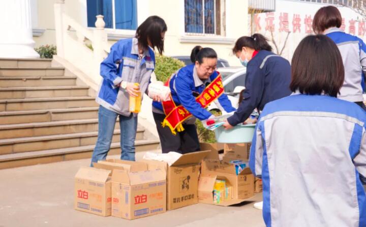 活動在一片歡聲笑語中進行，每一位女神都收到了公司準備的愛心玫瑰和禮物。.jpg