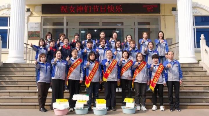 活動在一片歡聲笑語中進行，每一位女神都收到了公司準備的愛心玫瑰和禮物。.jpg