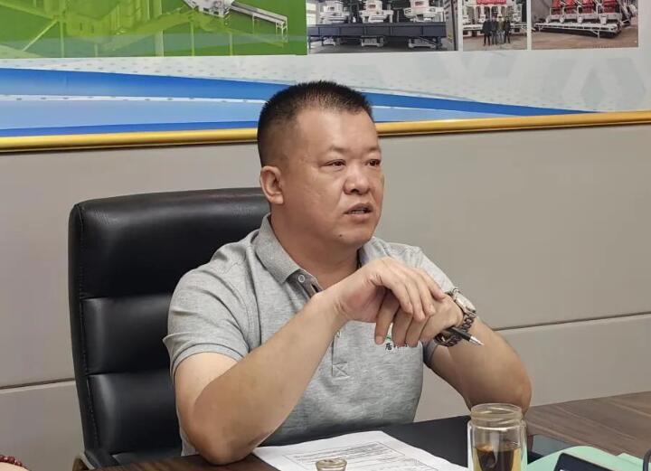 會議最后，集團總經(jīng)理孫寧波總結(jié)陳詞。他強調(diào)要有正確的人生觀、價值觀，要將集團的精神理念內(nèi)化于心、外化于行。要加強業(yè)務知識的學習，成為真正的行家里手。要以提高經(jīng)營質(zhì)量和效益為主線，加快營銷模式和營銷觀念的轉(zhuǎn)變，圓滿完成2023年營銷工作指標。.jpg