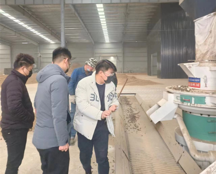 在顆粒機生產線制粒現(xiàn)場，回訪團隊與客戶實地查看設備運行情況，對運行中出現(xiàn)過的一些情況進行現(xiàn)場答疑和討論交流。最后，客戶對本次回訪工作給予肯定，雙方希望后續(xù)能有更多面對面交流的機會。.jpg